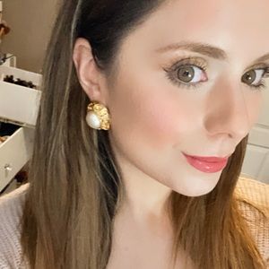 ⭐️Vintage authentic Pearl Chanel Earrings Gold tone⭐️